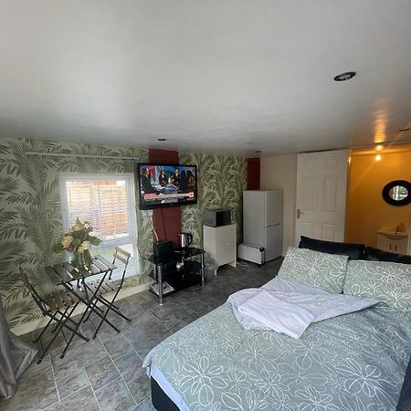 Ensuite Studio Apartment Бристол Екстериор снимка